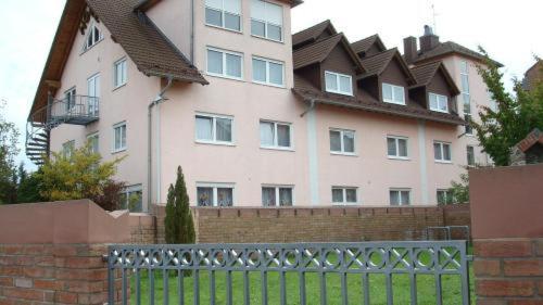Hotel Zur Eisenbahn Rodgau Exterior foto